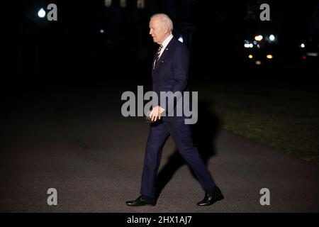Washington, DC. 8th mars 2022. Le président des États-Unis Joe Biden marche sur la pelouse sud de la Maison Blanche lorsqu'il arrive après un voyage à fort Worth, Texas, le 8 mars 2022 à Washington, DC. Credit: Oliver Contreras/Pool via CNP/dpa/Alay Live News Banque D'Images
