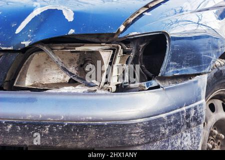 Phare cassé sur la voiture, gros plan Banque D'Images