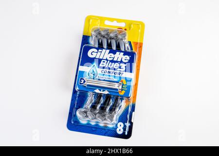 Sigulda, Lettonie - 15 février 2022 : rasoir Gillette Blue 3 dans l'emballage sur fond blanc. Banque D'Images