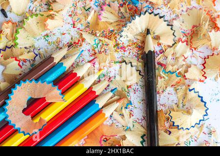 Crayons multicolores et copeaux de crayons sur fond blanc Banque D'Images