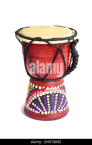 Jembe est un tambour africain. Instrument de musique traditionnel isolé sur fond blanc. Banque D'Images