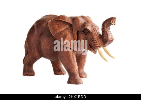 Figure en bois sculpté d'un éléphant avec un tronc élevé au sommet. Isolé sur fond blanc Banque D'Images