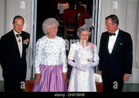 Le président des États-Unis George H.W. Bush, à droite, et la première dame Barbara Bush, au centre à gauche, accueillent la reine Elizabeth II de Grande-Bretagne, au centre à droite, et le prince Philip, duc d'Édimbourg, à gauche, Alors qu'ils arrivent sur le Portico nord de la Maison Blanche à Washington, DC pour un dîner d'Etat le 14 mai 1991.Credit: Arnie Sachs / CNP / MediaPunch Banque D'Images