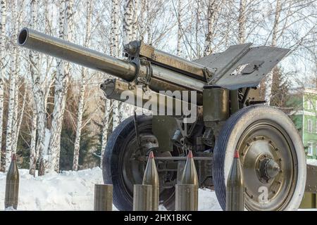 Pistolet à obusier. Arme d'artillerie de la période de la Seconde Guerre mondiale, monument militaire historique à Novosibirsk. Affichage de la technique et de l'armement. Le monument de la gloire Banque D'Images