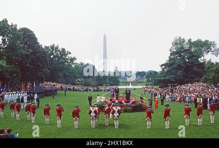 Le président des États-Unis George H.W. Bush et la reine Elizabeth II de Grande-Bretagne regardent une représentation de la « Old Guard Fife and Drum corps » lors d'une cérémonie d'arrivée d'État sur la pelouse sud de la Maison Blanche à Washington, DC, le 14 mai 1991. La première dame Barbara Bush et le prince Philip, le duc d'Édimbourg, regardent aussi.Credit: Arnie Sachs / CNP / MediaPunch Banque D'Images