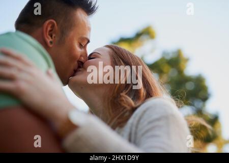 Amour, amour doux. Photo d'un jeune couple affectueux qui passe une journée à l'extérieur. Banque D'Images