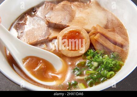 Ramen d'os de porc Banque D'Images