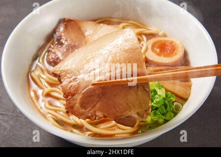 Ramen d'os de porc Banque D'Images