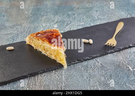 Tartelette avec garniture à la crème d'amande. Grand gâteau. Banque D'Images