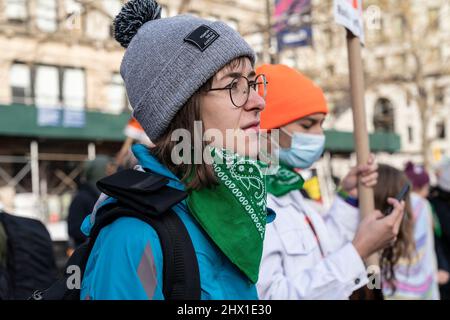 Des manifestants se sont réunis à l'occasion de la Journée internationale de la femme pour réclamer le droit à l'avortement sur Union Square. Le rallye a été organisé par RiseUp4AbortionRights.org. De nombreux manifestants portaient des bandanas verts pour soutenir les femmes colombiennes, où les avortements ont récemment été légalisés, le vert est la couleur adoptée par le mouvement pro-choix en Colombie. Les manifestants parlent de l'érosion des droits à l'avortement en Amérique et s'inquiètent de la décision prochaine de la Cour suprême dans l'affaire Dobbs contre Jackson Women's Health attendue à la fin du printemps. (Photo de Lev Radin/Pacific Press) Banque D'Images