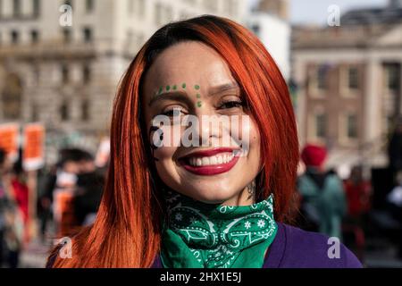 Des manifestants se sont réunis à l'occasion de la Journée internationale de la femme pour réclamer le droit à l'avortement sur Union Square. Le rallye a été organisé par RiseUp4AbortionRights.org. De nombreux manifestants portaient des bandanas verts pour soutenir les femmes colombiennes, où les avortements ont récemment été légalisés, le vert est la couleur adoptée par le mouvement pro-choix en Colombie. Les manifestants parlent de l'érosion des droits à l'avortement en Amérique et s'inquiètent de la décision prochaine de la Cour suprême dans l'affaire Dobbs contre Jackson Women's Health attendue à la fin du printemps. Vanessa ISA, originaire de Bogota, en Colombie, a rejoint la manifestation. (Photo de Lev Rad Banque D'Images