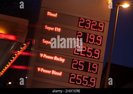 09 mars 2022, Basse-Saxe, Göttingen: Vue d'un conseil avec les prix de divers carburants dans une station-service dans la ville en début de matinée. Les prix du carburant ont encore augmenté en raison du conflit en Ukraine. Photo: Swen Pförtner/dpa Banque D'Images