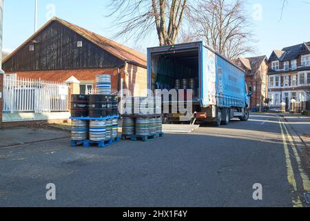 Camion déchargeant des fûts de bière sur une route Banque D'Images