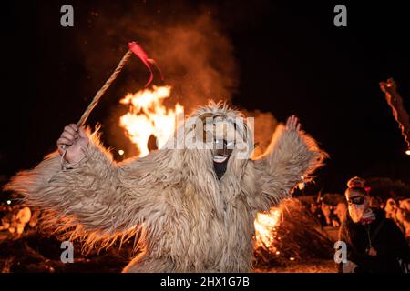 MOHACS, HONGRIE - MARS 01: Personne non identifiée portant un masque pour les salutations de printemps. Au cours de cette année, pendant la pandémie de COVID, l'événement public de Busojaras W Banque D'Images