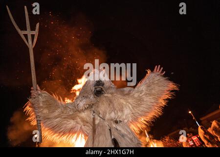 MOHACS, HONGRIE - MARS 01: Personne non identifiée portant un masque pour les salutations de printemps. Au cours de cette année, pendant la pandémie de COVID, l'événement public de Busojaras W Banque D'Images