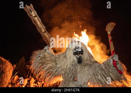 MOHACS, HONGRIE - MARS 01: Personne non identifiée portant un masque pour les salutations de printemps. Au cours de cette année, pendant la pandémie de COVID, l'événement public de Busojaras W Banque D'Images