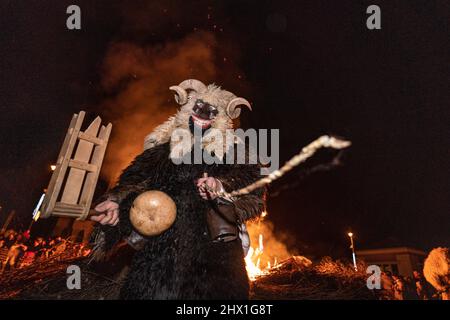 MOHACS, HONGRIE - MARS 01: Personne non identifiée portant un masque pour les salutations de printemps. Au cours de cette année, pendant la pandémie de COVID, l'événement public de Busojaras W Banque D'Images