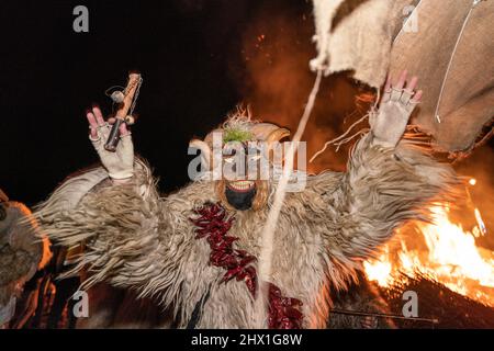 MOHACS, HONGRIE - MARS 01: Personne non identifiée portant un masque pour les salutations de printemps. Au cours de cette année, pendant la pandémie de COVID, l'événement public de Busojaras W Banque D'Images