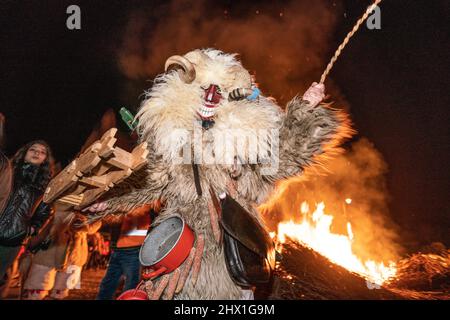 MOHACS, HONGRIE - MARS 01: Personne non identifiée portant un masque pour les salutations de printemps. Au cours de cette année, pendant la pandémie de COVID, l'événement public de Busojaras W Banque D'Images