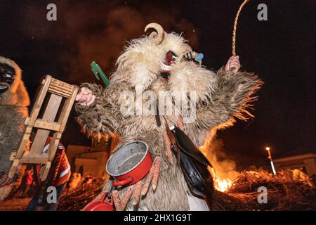 MOHACS, HONGRIE - MARS 01: Personne non identifiée portant un masque pour les salutations de printemps. Au cours de cette année, pendant la pandémie de COVID, l'événement public de Busojaras W Banque D'Images