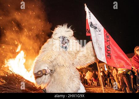 MOHACS, HONGRIE - MARS 01: Personne non identifiée portant un masque pour les salutations de printemps. Au cours de cette année, pendant la pandémie de COVID, l'événement public de Busojaras W Banque D'Images