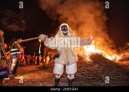 MOHACS, HONGRIE - MARS 01: Personne non identifiée portant un masque pour les salutations de printemps. Au cours de cette année, pendant la pandémie de COVID, l'événement public de Busojaras W Banque D'Images