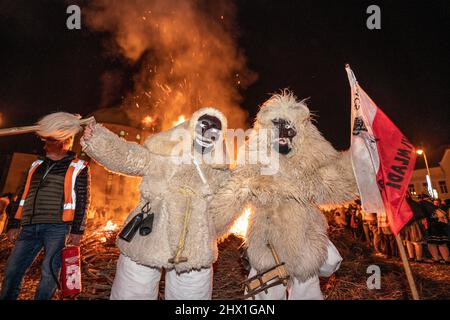 MOHACS, HONGRIE - MARS 01: Personne non identifiée portant un masque pour les salutations de printemps. Au cours de cette année, pendant la pandémie de COVID, l'événement public de Busojaras W Banque D'Images