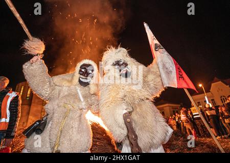 MOHACS, HONGRIE - MARS 01: Personne non identifiée portant un masque pour les salutations de printemps. Au cours de cette année, pendant la pandémie de COVID, l'événement public de Busojaras W Banque D'Images