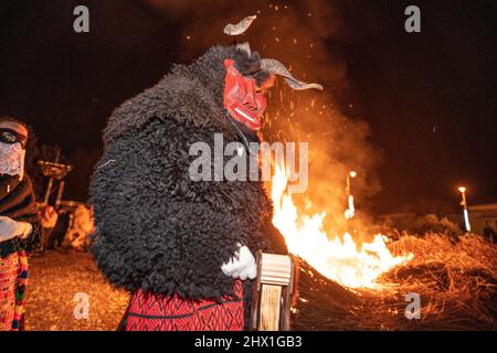 MOHACS, HONGRIE - MARS 01: Personne non identifiée portant un masque pour les salutations de printemps. Au cours de cette année, pendant la pandémie de COVID, l'événement public de Busojaras W Banque D'Images