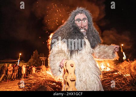 MOHACS, HONGRIE - MARS 01: Personne non identifiée portant un masque pour les salutations de printemps. Au cours de cette année, pendant la pandémie de COVID, l'événement public de Busojaras W Banque D'Images