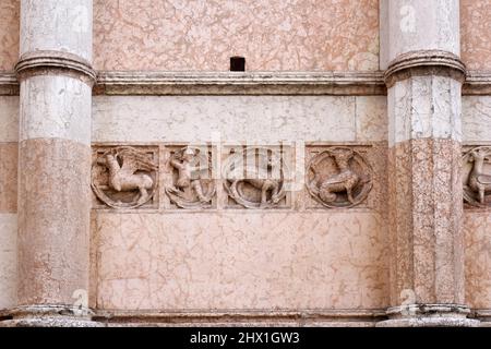 L'extérieur du marbre rose de Vérone du Baptistère de Parme, Parme, Italie Banque D'Images