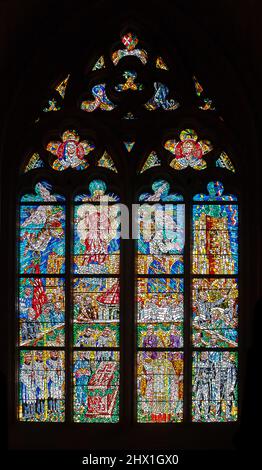 PRAGUE, RÉPUBLIQUE TCHÈQUE - 19 FÉVRIER 2015 - vitraux dans la cathédrale Saint-Vitus Banque D'Images