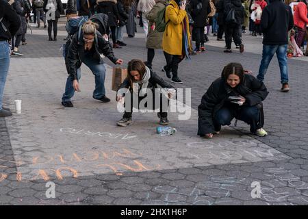 New York, New York, États-Unis. 8th mars 2022. Des manifestants se sont réunis à l'occasion de la Journée internationale de la femme pour réclamer le droit à l'avortement sur Union Square. Le rallye a été organisé par RiseUp4AbortionRights.org. De nombreux manifestants portaient des bandanas verts pour soutenir les femmes colombiennes, où les avortements ont récemment été légalisés, le vert est la couleur adoptée par le mouvement pro-choix en Colombie. Les manifestants parlent de l'érosion des droits à l'avortement en Amérique et s'inquiètent de la décision prochaine de la Cour suprême dans l'affaire Dobbs contre Jackson Women's Health attendue à la fin du printemps. Certains manifestants ont utilisé la craie pour Banque D'Images