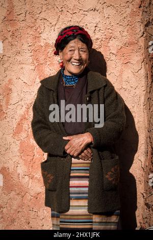 27 décembre 2021 Litang, Garze, Chine : Portrait d'une femme tibétaine plus âgée dans la Pagode blanche du comte de Litang. Banque D'Images