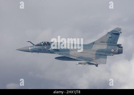 Les combattants de la défense aérienne pendant un photoshoot air-air (QRA), le Mirage 2000 de la Force aérienne française Banque D'Images