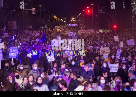 Madrid, Madrid, Espagne. 8th mars 2022. Le mouvement féministe est fracturé cette 8M avec deux manifestations différentes et des alternatives à l'autre ont été en même temps dans le centre de Madrid.le traditionnel convoqué par la Commission de 8M et celui convoqué par les féministes opposées à la loi trans du gouvernement. Cependant, la devise a encore une fois été "droits pour tous, chaque jour", qui a rassemblé la majorité des manifestants de la Journée internationale de la femme dans les rues de Madrid, bien que les chiffres soient nettement inférieurs à ceux de la pandémie. (Credit image: © Alberto Sibaj Banque D'Images