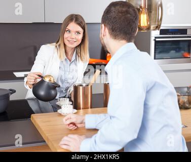 Femme versant du café à l'homme Banque D'Images