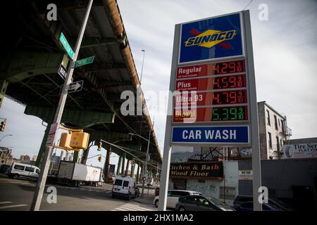 (220309) -- NEW YORK, le 9 mars 2022 (Xinhua) -- les prix de l'essence sont affichés à une station-service dans le quartier de Brooklyn à New York, aux États-Unis, le 8 mars 2022. La moyenne nationale américaine pour un gallon d'essence ordinaire a atteint mardi un nouveau record de 4,173 dollars, selon les données de l'American automobile Association. Le prix moyen national de l'essence a grimpé de 55 cents au cours de la semaine dernière, après une hausse des prix du pétrole et dépassant le précédent record de 4,114 dollars le gallon établi en juillet 2008. Le bilan actuel ne tient pas compte de l'inflation. (Photo de Michael Nagle/Xi Banque D'Images