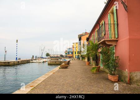 Castelletto di Brenzone, Italie - décembre 27th 2021. Hivernent au bord de mer du Castelletto di Brenzone, sur le lac de Garde, dans la province de Vérone, en Vénétie, en Italie Banque D'Images