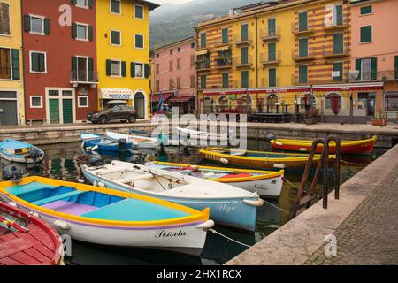 Castelletto di Brenzone, Italie - décembre 27th 2021. Hivernent au bord de mer du Castelletto di Brenzone, sur le lac de Garde, dans la province de Vérone, en Vénétie, en Italie Banque D'Images