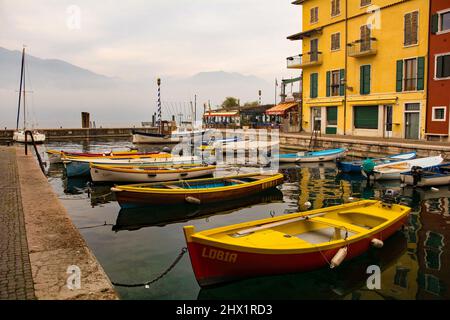 Castelletto di Brenzone, Italie - décembre 27th 2021. Hivernent au bord de mer du Castelletto di Brenzone, sur le lac de Garde, dans la province de Vérone, en Vénétie, en Italie Banque D'Images