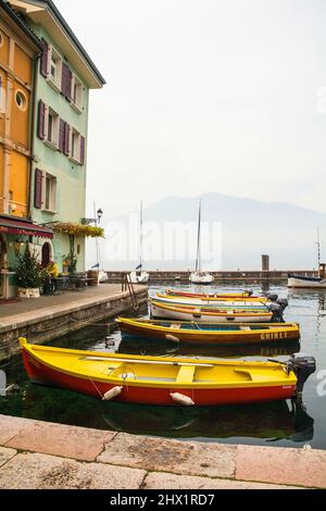 Castelletto di Brenzone, Italie - décembre 27th 2021. Hivernent au bord de mer du Castelletto di Brenzone, sur le lac de Garde, dans la province de Vérone, en Vénétie, en Italie Banque D'Images