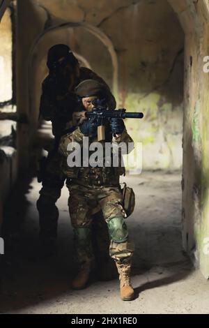 Une femme impitoyable militante menaçant des civils sur la pointe du fusil . Photo de haute qualité Banque D'Images