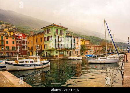 Castelletto di Brenzone, Italie - décembre 27th 2021. Hivernent au bord de mer du Castelletto di Brenzone, sur le lac de Garde, dans la province de Vérone, en Vénétie, en Italie Banque D'Images