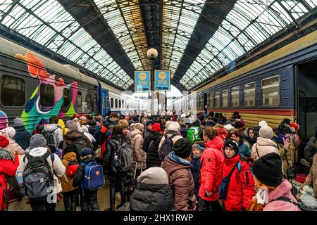 Lviv, Ukraine. 06th mars 2022. Les réfugiés arrivent des zones de guerre à Lviv. Depuis le début de l'invasion militaire russe, plus de 1,7 millions de réfugiés ont quitté l'Ukraine. Cela est rapporté par l'Agence des Nations Unies pour les réfugiés. (Photo par Vincenzo Circosta/SOPA Images/Sipa USA) crédit: SIPA USA/Alay Live News Banque D'Images