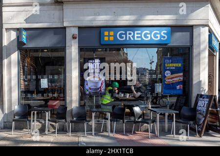 Les gens ont vu dîner dans un magasin Greggs à Holborn, Londres, le 8th mars 2022. Plus tôt, Greggs a mis en garde contre l'augmentation des prix des denrées alimentaires en tant que coûts des produits de base Banque D'Images