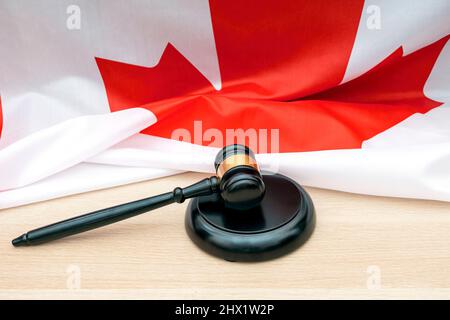 Le gavel judiciaire sur le drapeau du Canada, image conceptuelle Banque D'Images