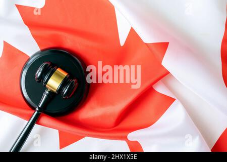 Le gavel judiciaire sur le drapeau du Canada, image conceptuelle Banque D'Images