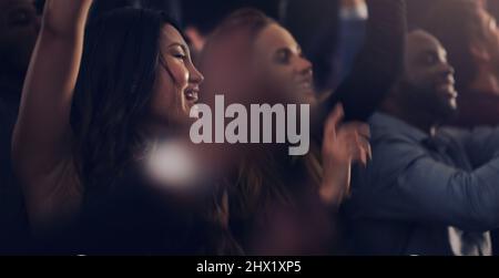 Se perdre dans les célébrations du nouvel an. Plan court d'un groupe de jeunes amis dansant ensemble dans une discothèque. Banque D'Images