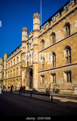 Entrée principale de l'université de Cambridge du Corpus Christi College. Cambridge, Royaume-Uni. Le collège a été fondé en 1352 par les habitants de Cambridge. Banque D'Images